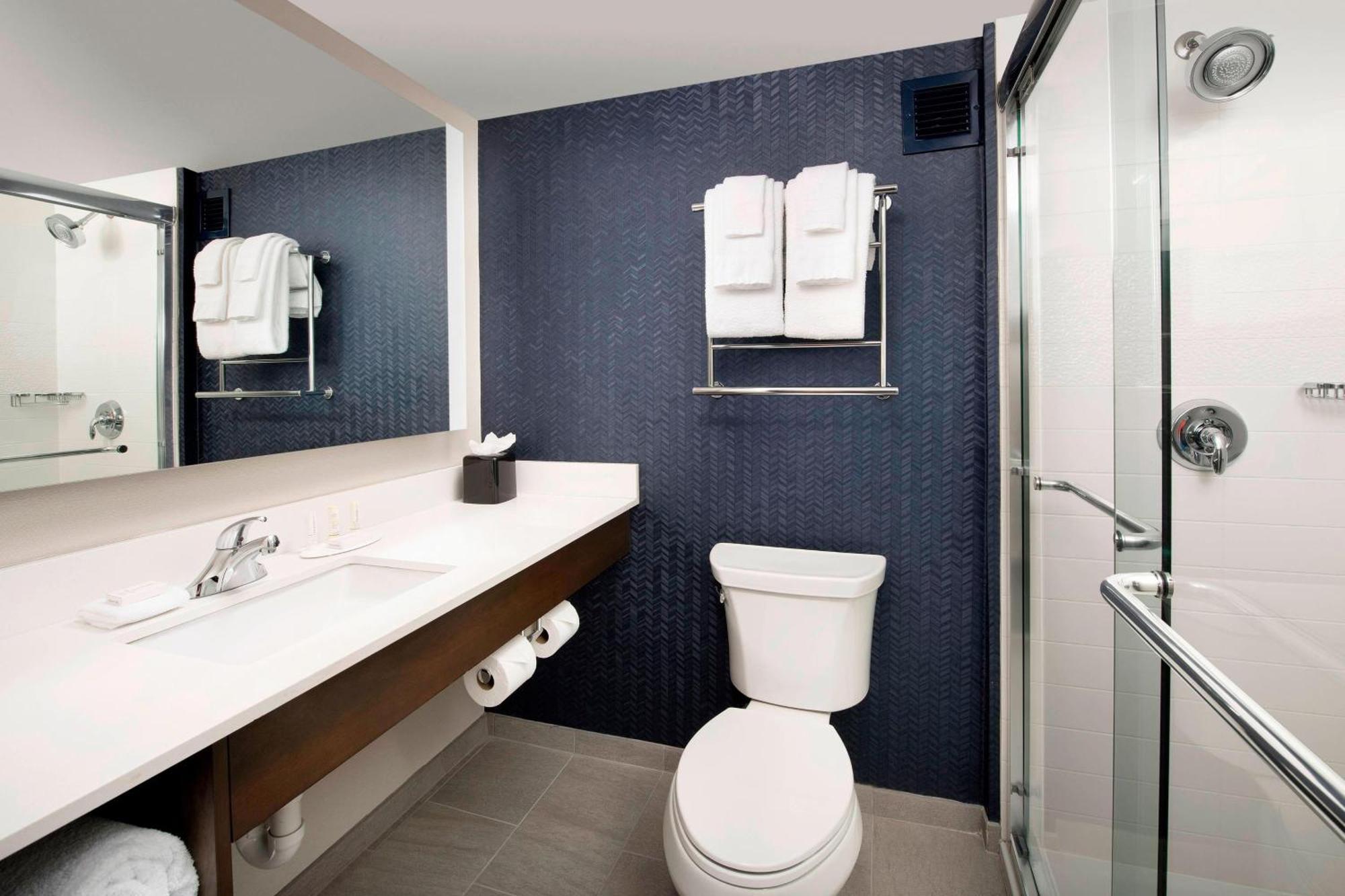 Fairfield Inn & Suites By Marriott Alexandria West/Mark Center Екстер'єр фото