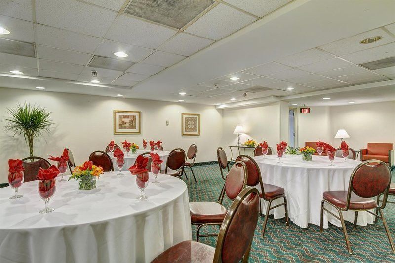 Fairfield Inn & Suites By Marriott Alexandria West/Mark Center Екстер'єр фото